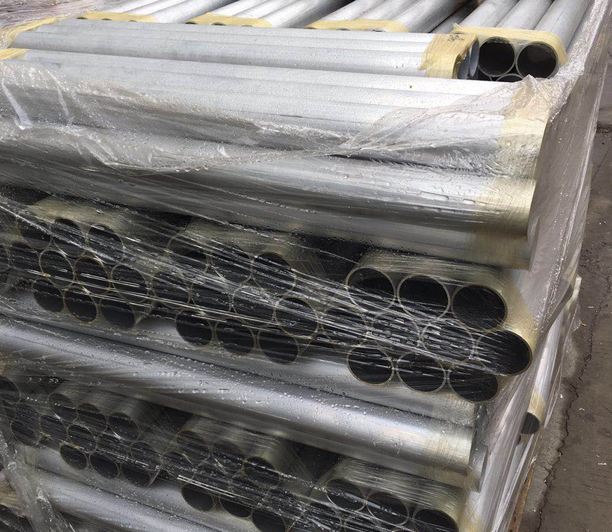 热处理：无论是哪一种热处理工艺，都是由加热、保温文冷却三个阶段组成的。因而，整个工艺进程都可以用加热速度、加热温度、保温时刻、冷却速度和总的连续时刻来描绘。  根本热处理首要包含：退火、淬火、时效或回火；  1、均匀化退火——用于消除或减少铸态合金非平衡状况的热处理，凭借高温时合金内部原子的扩散，使铸锭晶内化学成分分布均匀，组织到达或挨近平衡状况，盖伞合金中第二相的形状和分布，进步合金塑性，改善加工性能和最终使用性能；  2、淬火——将金属合金从固态下的高温态以过冷或过饱和方式固定到室温，或使高温相在冷却时转变成另一种晶体结构的亚稳状况；首要意图是为了取得过饱和固溶体，为后续的时效做好组织准备；  3、时效或回火——室温或保持或加热使过饱和固溶体分解的热处理；淬火得到的过饱和固溶体，具有较高的能量状的亚稳相，在一定温度或许室温保持较长时刻，它就会相较低能量的稳定态转化，即过饱和固溶体发生分解；因此，没有淬火处理，就无所谓时效或回火。